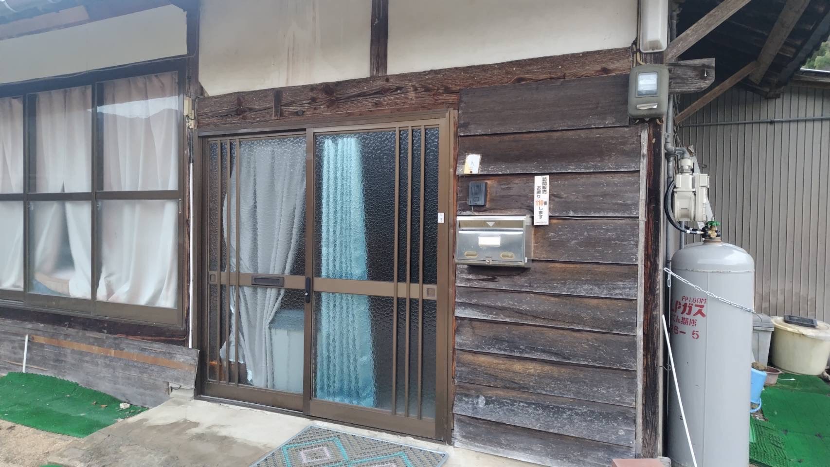 施工前 玄関戸